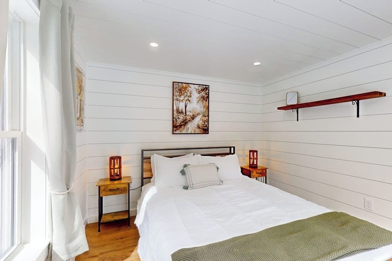Room 4, Brand-new Dog-friendly Home Near Hancock Pond With Firepit, Grill, Streaming, AC, Hancock