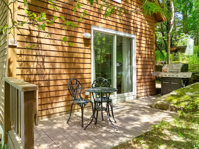 BBQ/picnic area, Two-level Unit w/ Patio, Deck, Firepit, Private Washer/ Dryer, and Free Wifi, Hancock