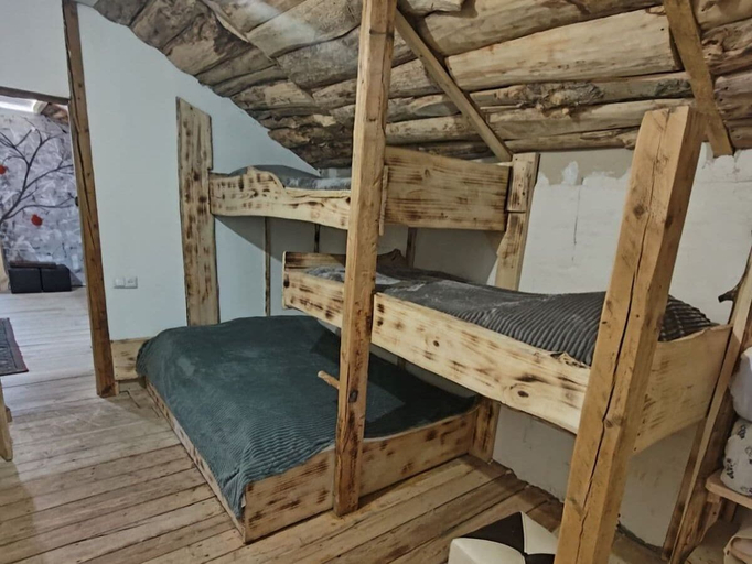 Room 4, Hors Home