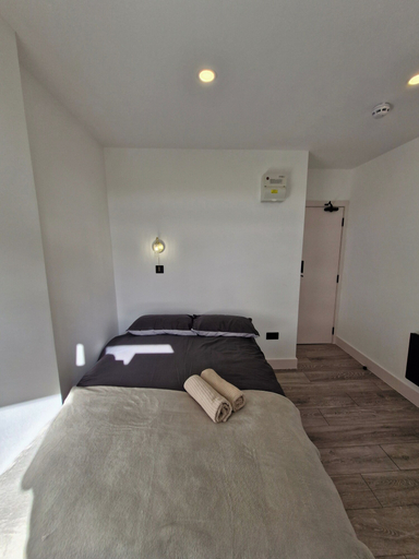 Room 5, Studio - Sleeps 2 - Wifi - Free Secure Parking, London