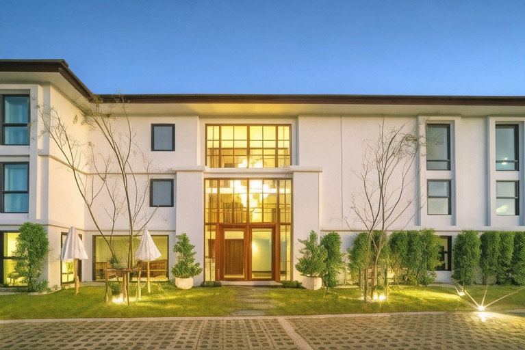 Exterior & Views