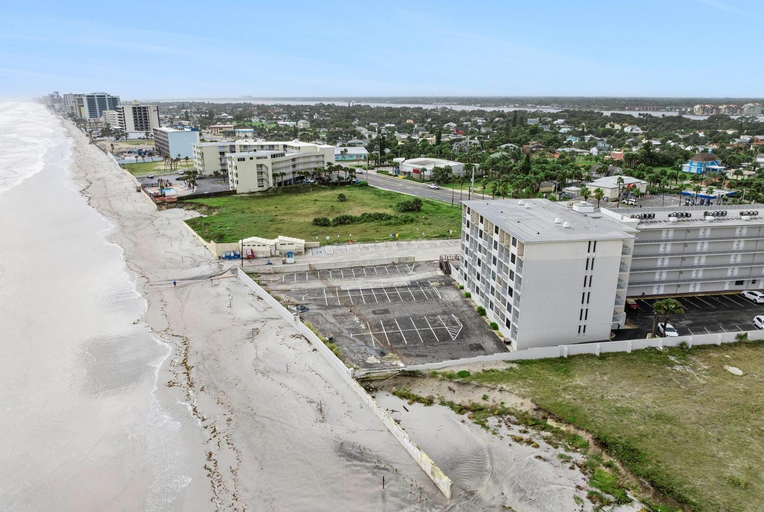 Exterior & Views 1, Howard Johnson by Wyndham Oceanfront Daytona Beach, Volusia