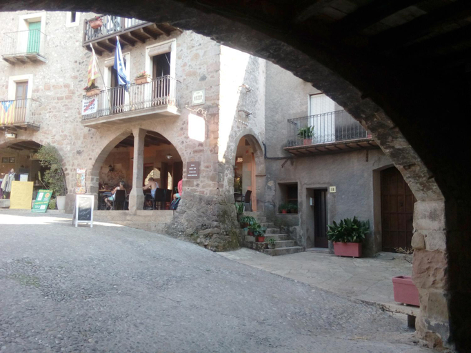Others 3, CAN MENCIO - Placa Major, Girona