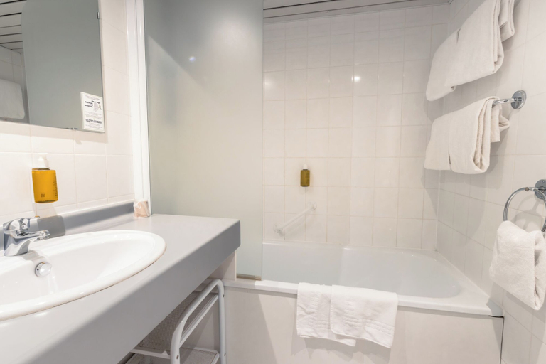 Bathroom 5, Hotel Paradis, Hautes-Pyrénées