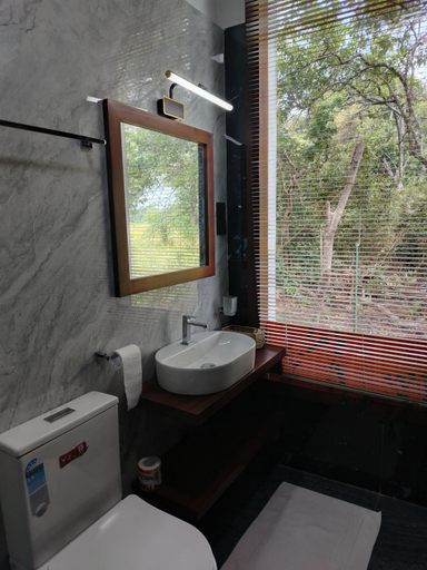 Bathroom 3, Paarvie Sigiriya, Dambulla