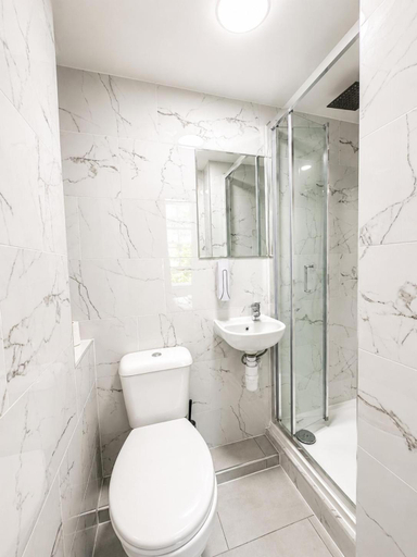 Bathroom 4, Kings Cross Hotel and Apartment London, London