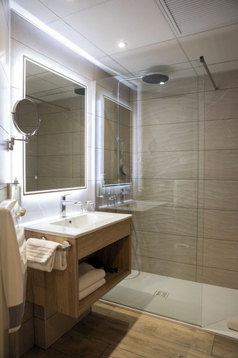 Bathroom 5, The Originals Boutique, Actuel Hôtel, Loire