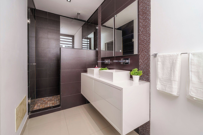 Bathroom 3, Airport House, Faro