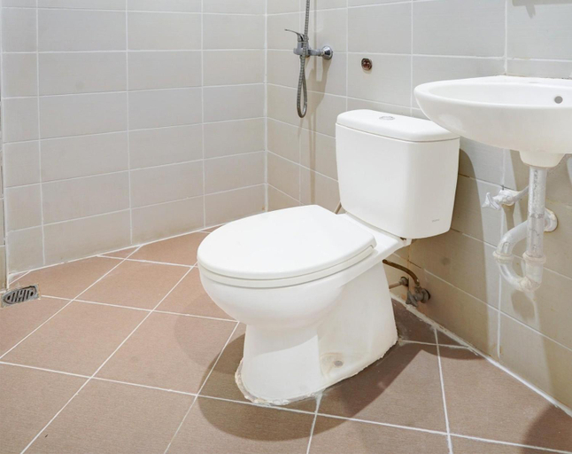 Bathroom, Hotel O Penginapan Mangkoe Barokah, Paser