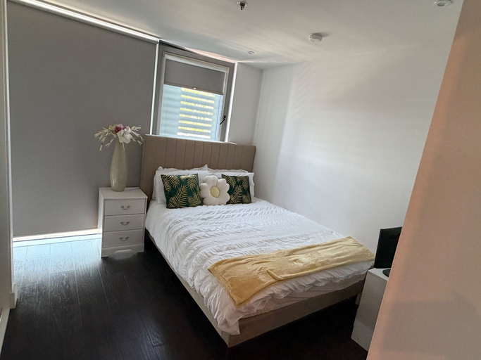 Room 4, Cosy Colliers Wood Apartment With 2 Bedrooms, London