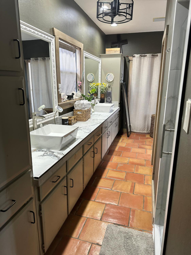 Bathroom 4, Around the Bend Bungalow, Gillespie