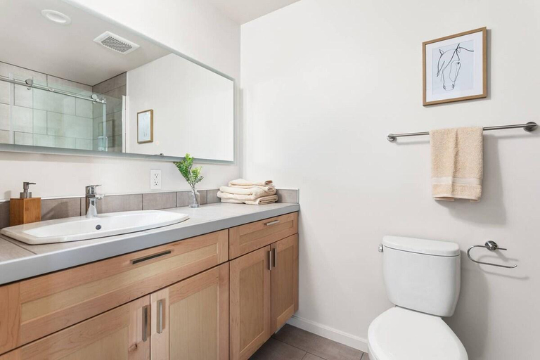 Bathroom 2, Upscale 3BR Penthouse by CozySuites, Marion