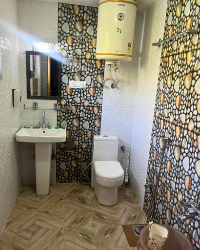 Bathroom, Behtereen Resort, Srinagar
