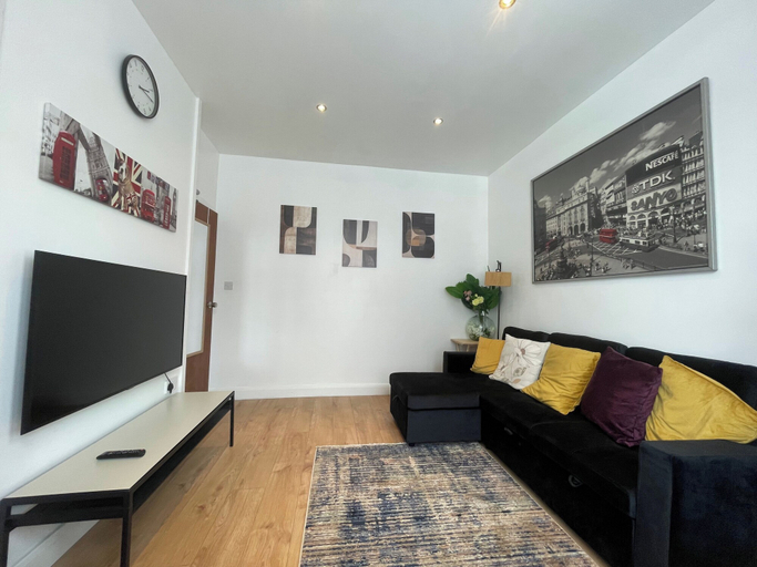 Living area 3, Tottenham - Sleeps 10 - Garden - Near Transport, London