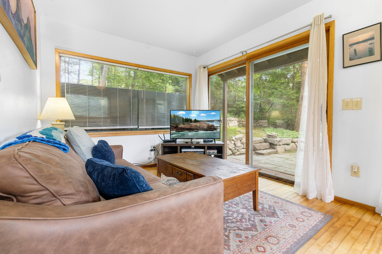 Living area 2, Alluring Home With Full Kitchen, Furnished Patio, Washer/dryer & Private Yard, Hancock