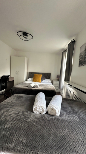 Room 3, House Sleeps 22 With Wifi, London