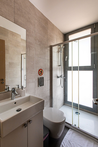 Bathroom 4, Jay's 2-BR Apt & Terrace in Larnaca, Larnaca