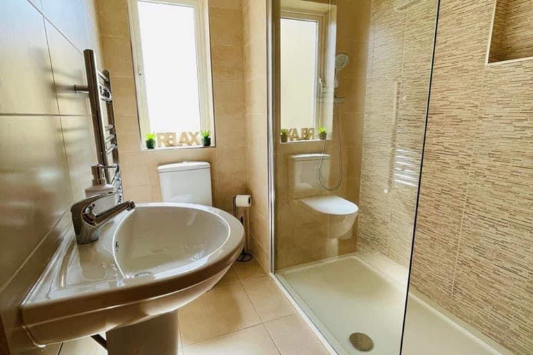 Bathroom 5, The Mis Kerry Escape