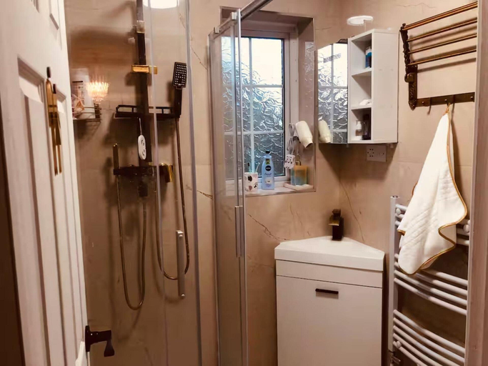 Bathroom 3, Zone1 House Sleeps 8 - 2 Mins to Station - Pets Ok, London