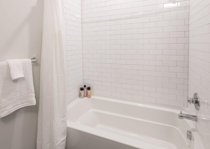 Bathroom 2, Cozysuites l Upscale 1BR in Downtown Cincinnati, Hamilton