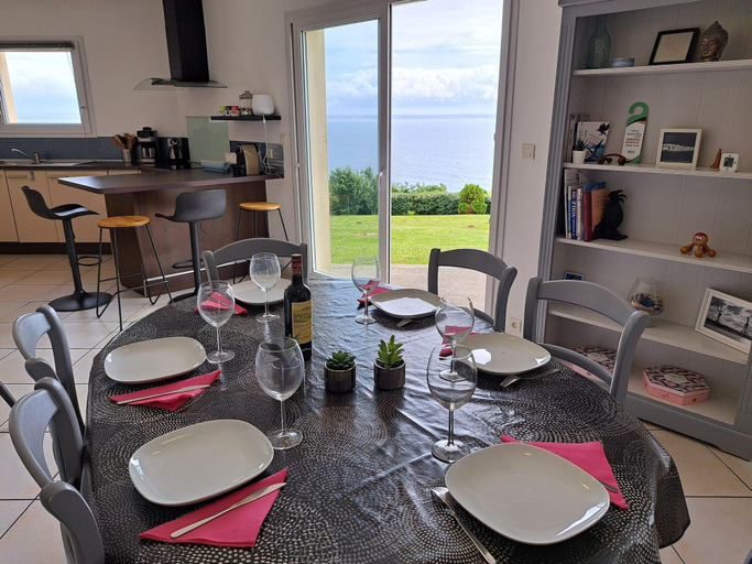 Dining 4, Panoramic Holiday Villa With Sea Views in Telgruc-sur-mer, Finistère
