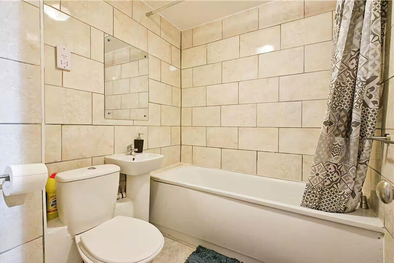 Bathroom 2, Apartment - Sleeps 5 - Private Garden, London