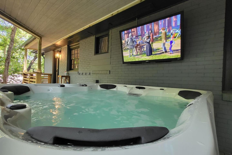 Sport & Beauty, LUX Private Oasis 4 Bed2 Bath Hot Tub 3 Patios Beltline Piedmont Park, Atlanta