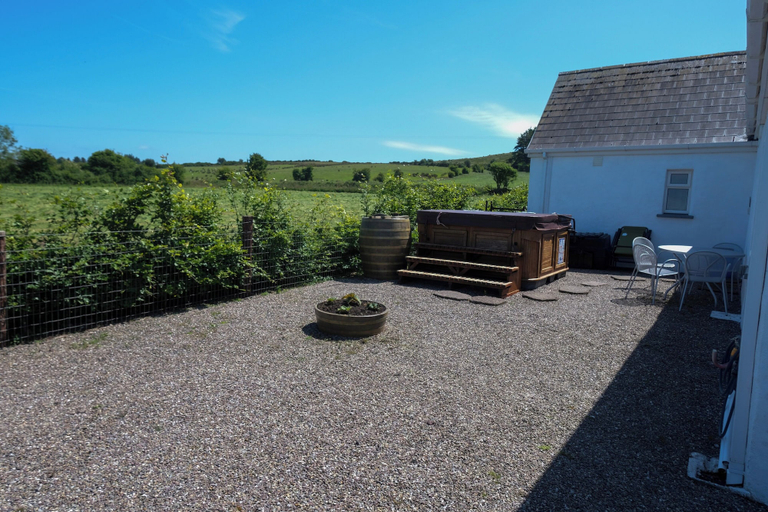 Outdoor dining, Bridge's Cottage - Hot tub - Plunge Pool