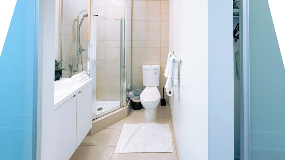 Bathroom, Parkstone Suites, Toronto
