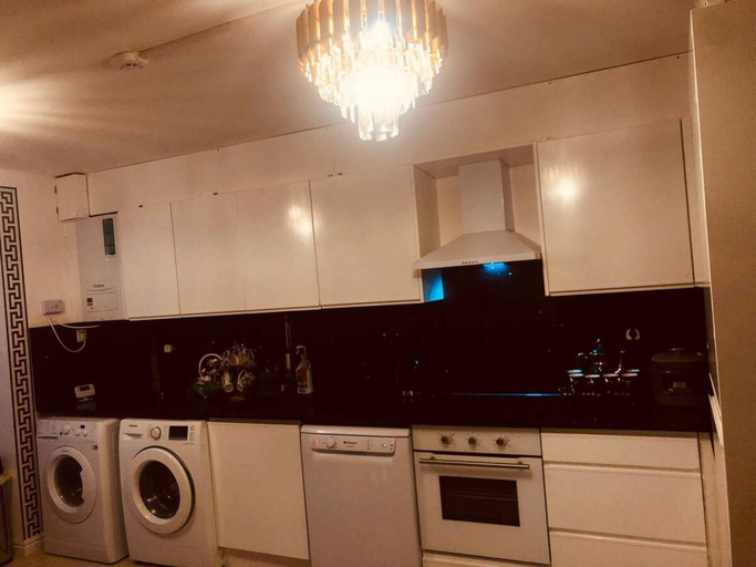 Private kitchen 2, Zone1 House Sleeps 8 - 2 Mins to Station - Pets Ok, London