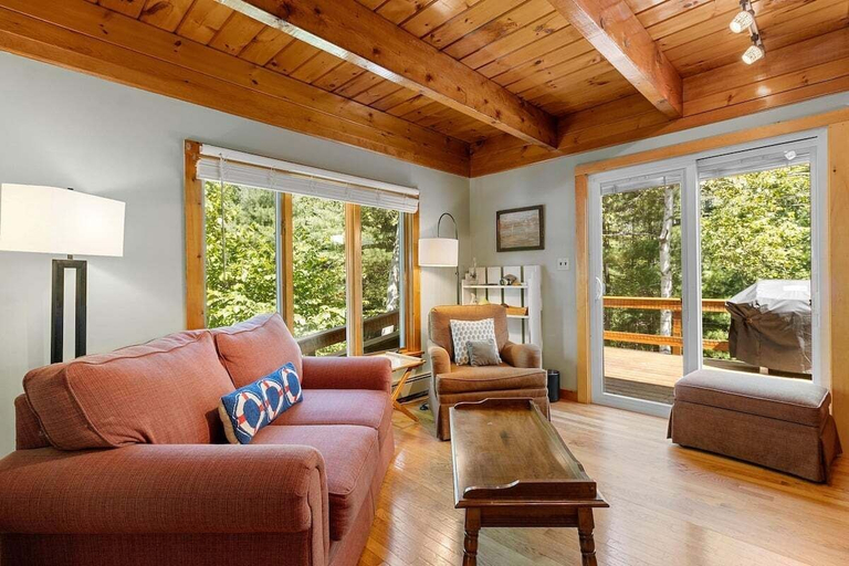 Living area 3, Boothbay Birch Cottage, Near Botanical Gardens, Lincoln