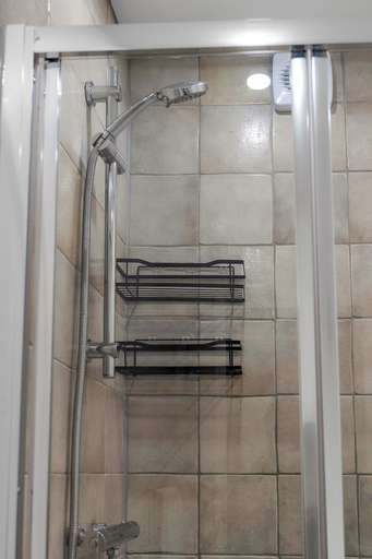 Bathroom 3, Cosy 2 Bed-5 Guests-garden-parking&wifi, London