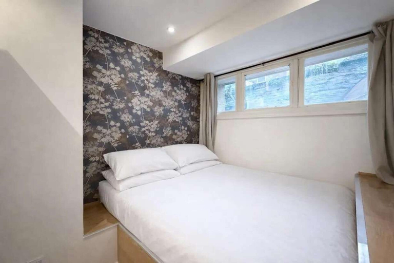 Room 4, Earls Court Apt, Sleeps 3 With Private Entrance, London