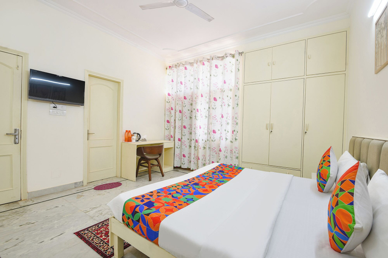 Room 5, Via Golden Gate Stayz, Gurgaon