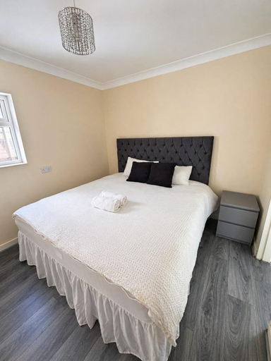 Room 5, House Sleeps 10 With Parking and Garden, Windsor and Maidenhead