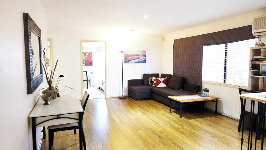 Living room 4, Huge Discount For Long Stay! Spacious 5BR 4 Baths 16 Guests, Melbourne
