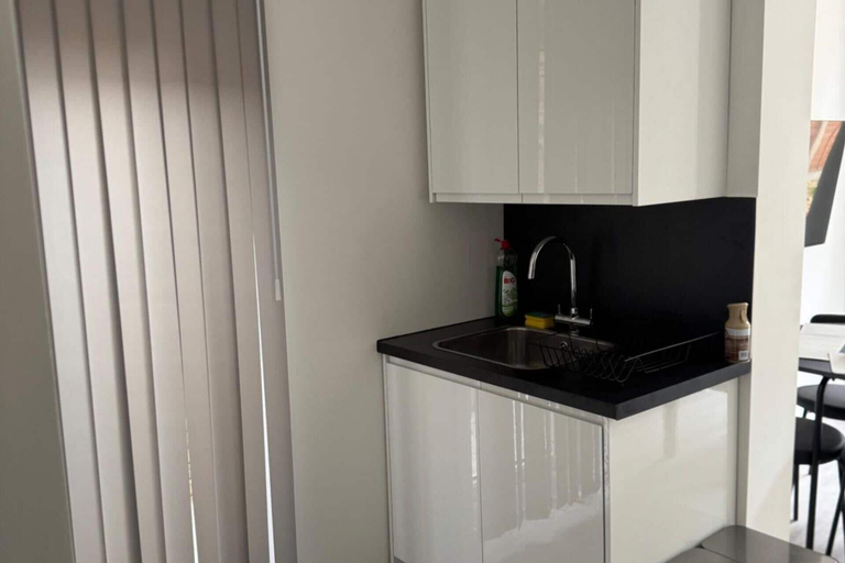 Private kitchen 4, Modern 2-bed Apartment Sleeps 5 Fast Links Central, London