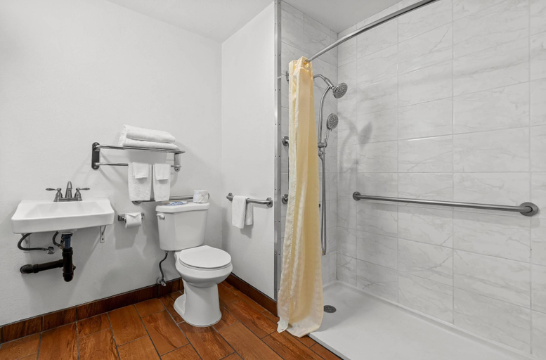 Bathroom 4, Rodeway Inn & Suites Portland West - Beaverton, Washington