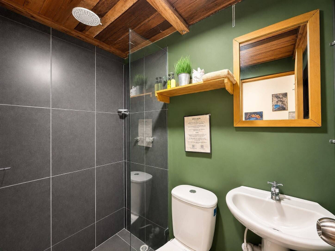 Bathroom 3, La Gruta Co-Living, Medellín