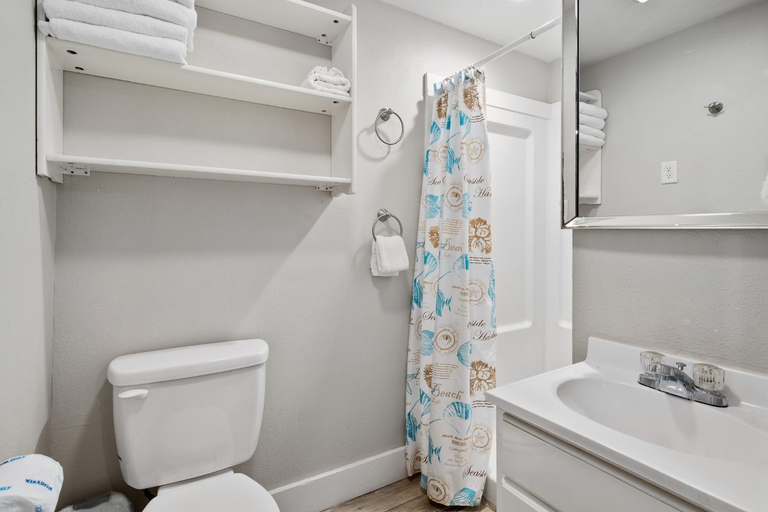 Bathroom, Alister Trio three properties, Nueces