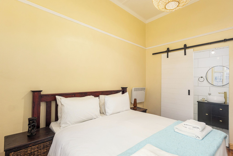 Room 2, Modern 3-Bed Home with a Braai by CTHA, City of Cape Town