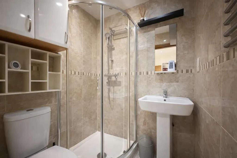 Bathroom 2, Earls Court Apt, Sleeps 3 With Private Entrance, London