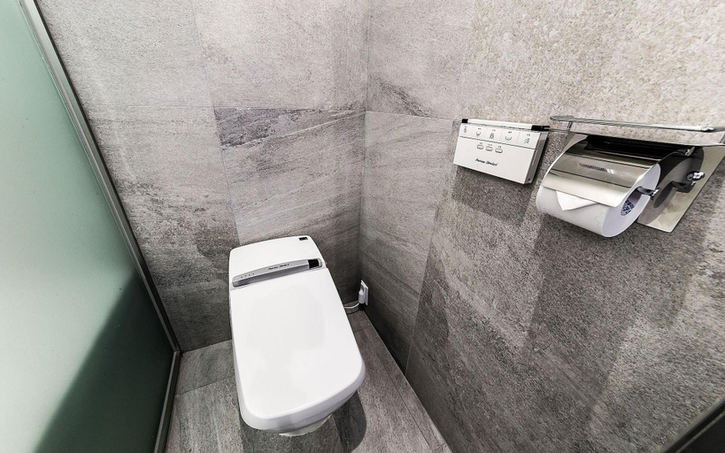Bathroom 4, Nonhyeon Waltz, Gangnam