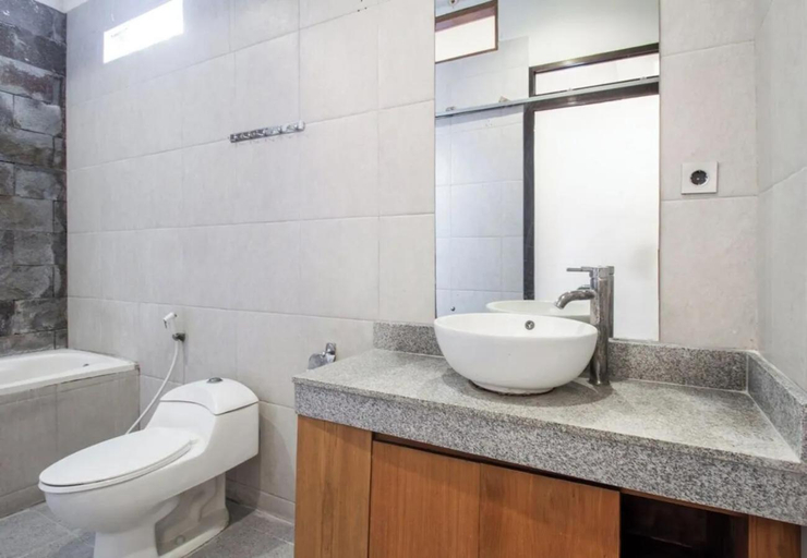 Bathroom 5, Saren Guesthouse By Secoms, Badung