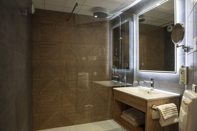 Bathroom 5, The Originals Boutique, Actuel Hôtel, Loire
