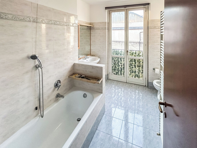 Bathroom 4, MeLaChillo, Varese