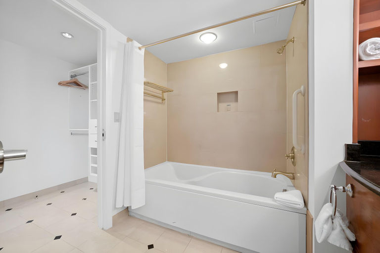Bathroom 5, CozySuites 2BR 3BA Condo Near Boardwalk, Atlantic