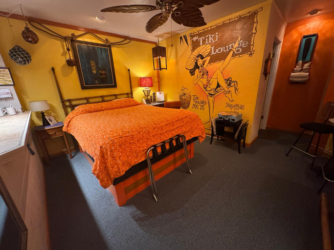 Sport & Beauty, Itty Bitty Inn, Coos