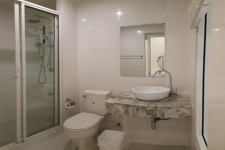 Bathroom 4, Shunli Hostel, Phuket Island