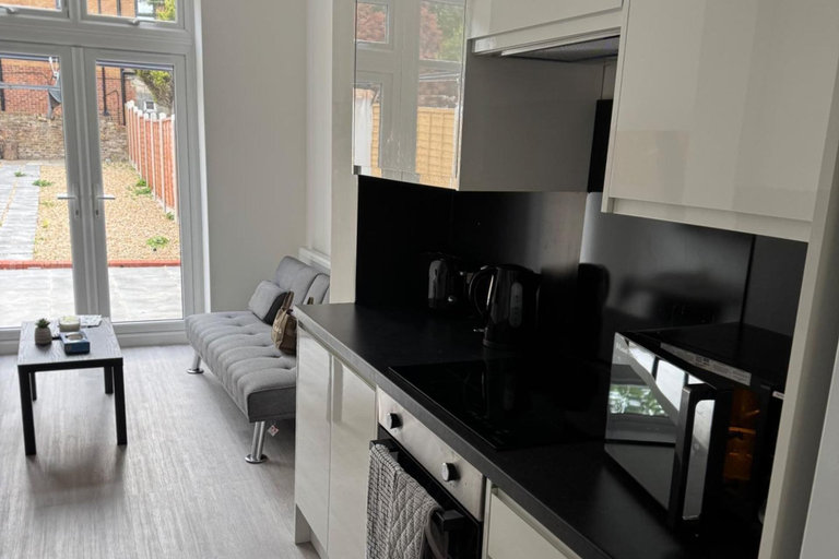 Private kitchen 2, Modern 2-bed Apartment Sleeps 5 Fast Links Central, London